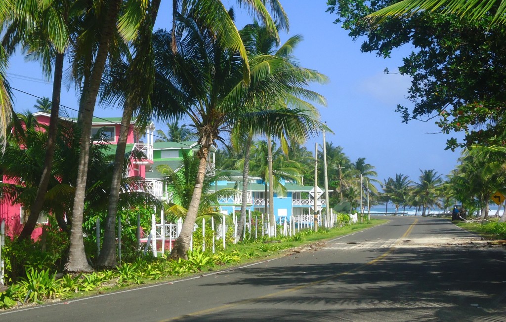 Rua de San Andrés, com casa coloridas e o mar ao fundo