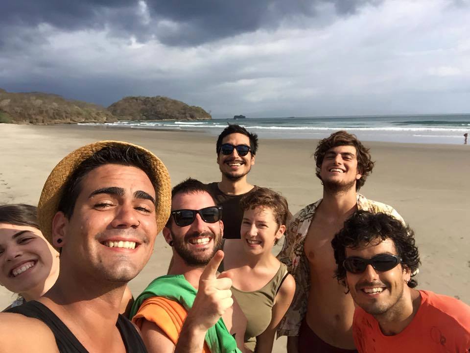 Pablo e os amigos de Viagem em uma Praia na Nicarágua